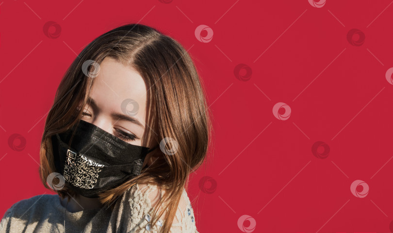 Скачать Молодая девушка в защитной медицинской маске фотосток Ozero