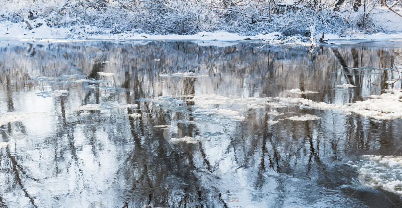 Скачать Весенний лед на реке тает фотосток Ozero