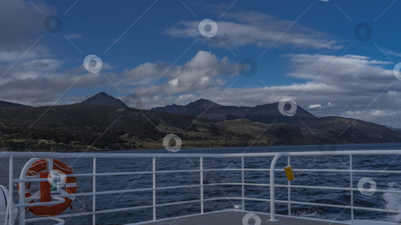 Скачать Прогулка на лодке. С палубы туристического лайнера можно увидеть голубой океан фотосток Ozero