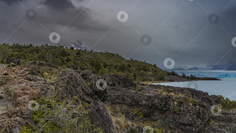 Скачать Прибрежный пейзаж ледникового озера. фотосток Ozero