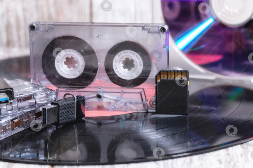 Скачать виниловая пластинка, лазерный диск и флэш-накопитель USB фотосток Ozero
