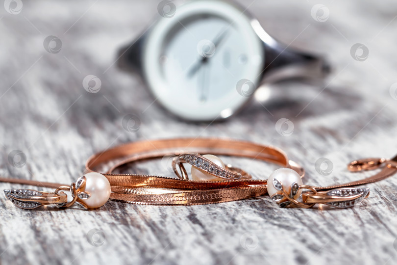 Скачать золотые украшения с жемчугом и элегантные женские часы фотосток Ozero