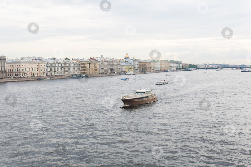 Скачать вид на акваторию Невы в Санкт-Петербурге в пасмурный день фотосток Ozero