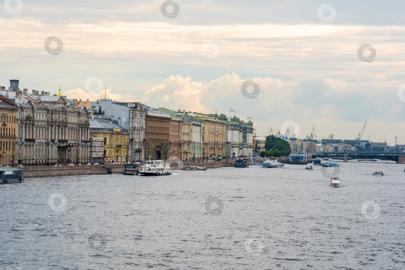 Скачать вид на Неву в историческом центре Санкт-Петербурга с Дворцовой набережной фотосток Ozero