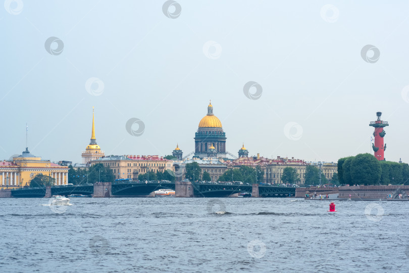 Скачать вид на Дворцовый мост, Исаакиевский собор, шпиль здания Адмиралтейства и Ростральную колонну в Санкт-Петербурге. фотосток Ozero