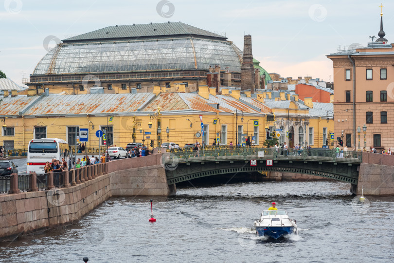 Скачать городской пейзаж исторического центра Санкт-Петербурга с видом на Первый инженерный мост через реку Мойку фотосток Ozero