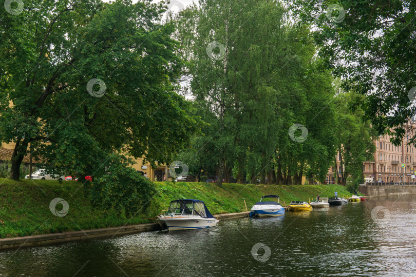 Скачать стоянка для моторных лодок на берегу канала вдоль улицы в Санкт-Петербурге фотосток Ozero