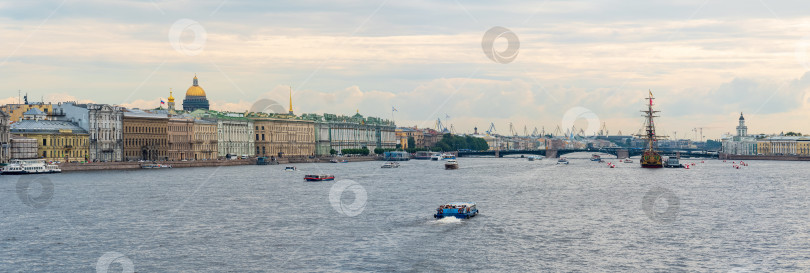 Скачать панорамный вид на Неву в историческом центре Санкт-Петербурга от Эрмитажа до Васильевского острова фотосток Ozero