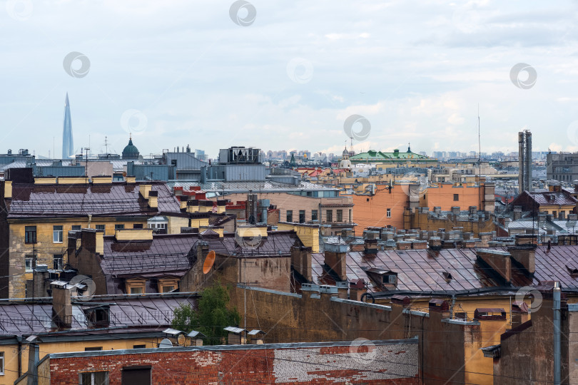 Скачать вид сверху на городские крыши в историческом центре Санкт-Петербурга фотосток Ozero