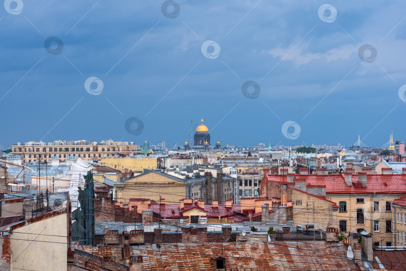 Скачать вид сверху на городские крыши в историческом центре Санкт-Петербурга на фоне дождливого неба фотосток Ozero