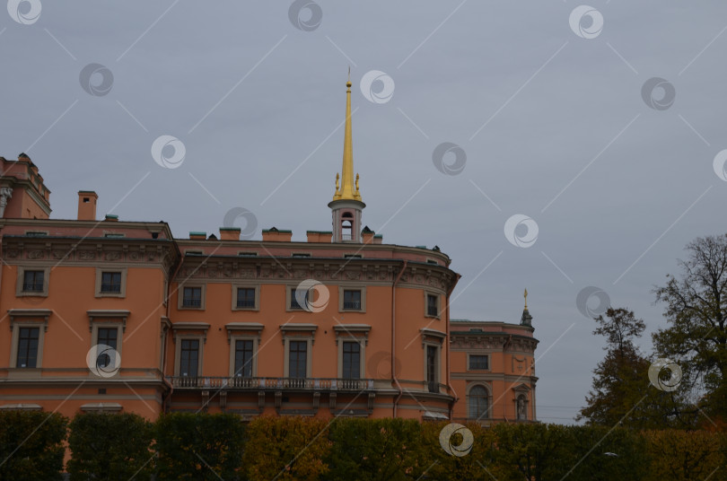 Скачать Михайловский (Инженерный) замок осенью фотосток Ozero