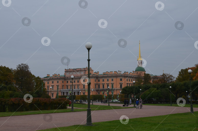 Скачать Михайловский (Инженерный) замок осенью фотосток Ozero