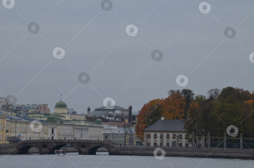 Скачать Вид на осенний Летний сад, Летний дворец, Прачечный мост и историческую застройку нгабережной реки Фонтанки в Санкт-Петербурге фотосток Ozero