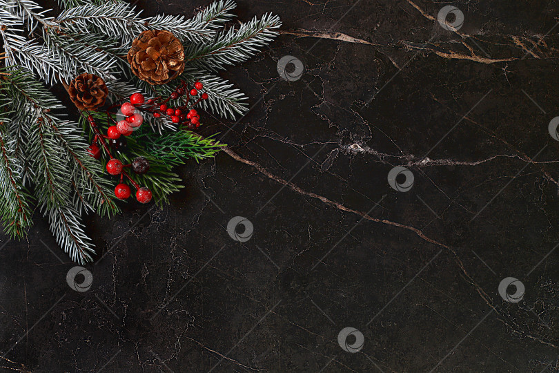 Скачать Фон Рождества и Нового 2024 года с еловыми ветками, покрытыми снежинками, на темном мраморном столе, баннер для праздничного экрана, шаблон для дизайна. Праздничная открытка, фотосток Ozero