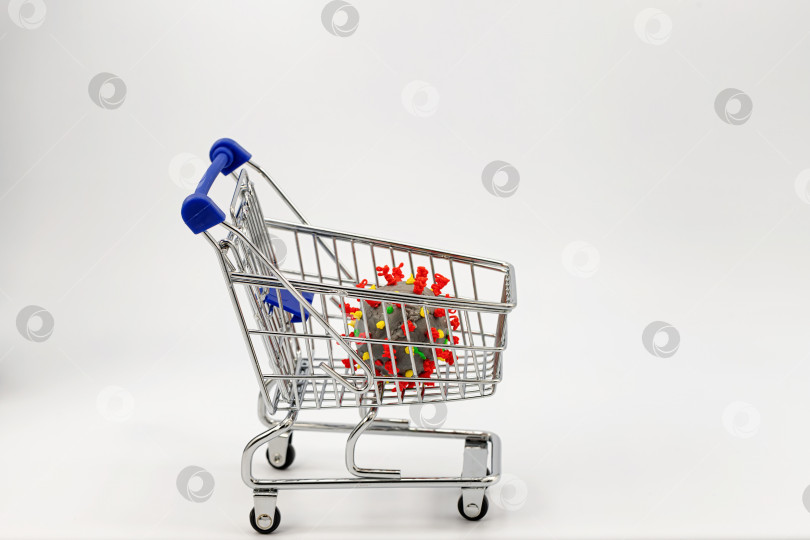 Скачать Опасность покупок в супермаркетах из-за эпидемии коронавируса фотосток Ozero