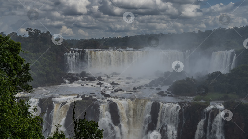 Скачать Живописные каскады водопадов. фотосток Ozero
