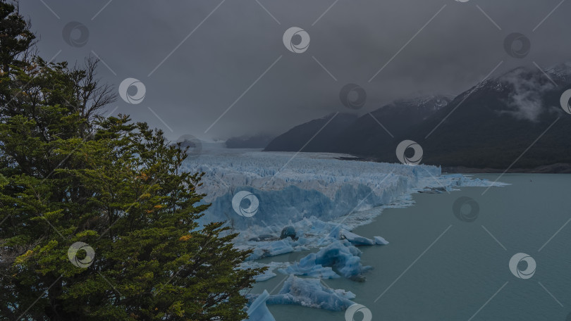 Скачать Вид на ледник Перито-Морено со смотровой площадки. фотосток Ozero