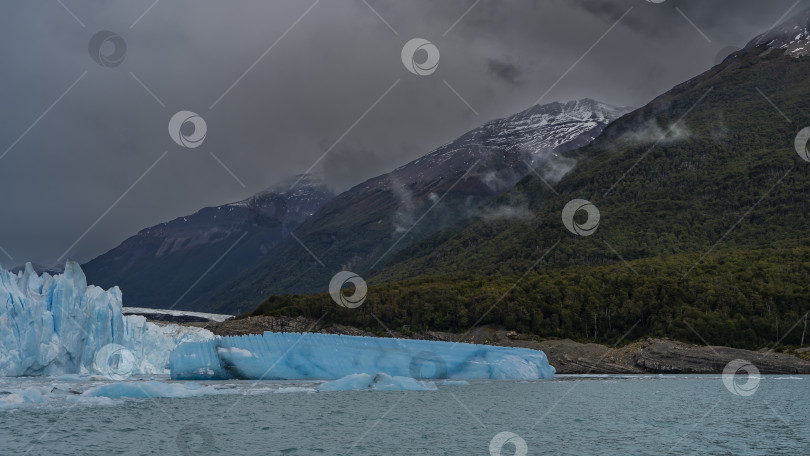 Скачать Удивительный голубой ледник Перито-Морено. Стена изо льда с трещинами, расселинами, пиками фотосток Ozero