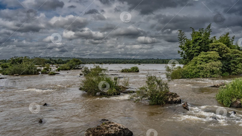 Скачать Бурная река течет быстро. фотосток Ozero