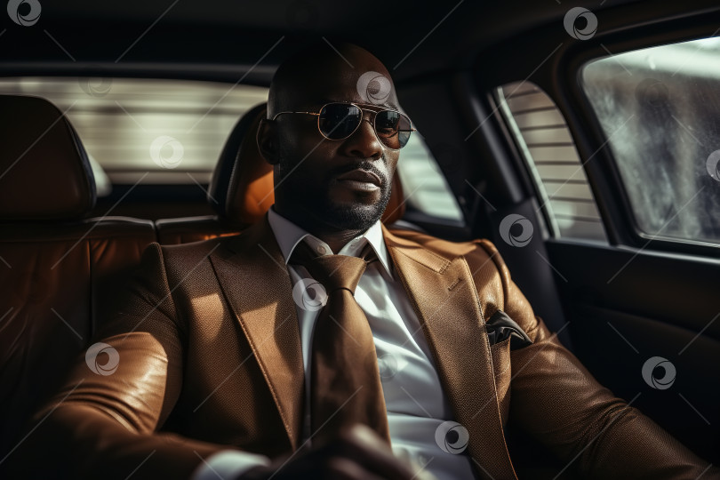 Скачать Афроамериканец, уверенный в себе взрослый бизнесмен, сидящий в роскошном автомобиле, успешный богатый бизнесмен в костюме и солнцезащитных очках. Концепция бизнеса и финансов фотосток Ozero