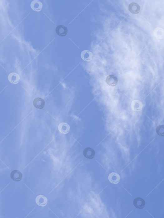 Скачать Небо с мягкими облаками, естественный фон. Абстрактный градиентный нежный бело-голубой фон для дизайна. Красивое светло-голубое небо с мягкими облаками в качестве фона или текстуры. Голубое небо и облака фотосток Ozero
