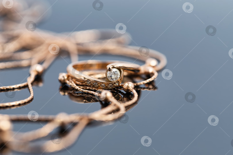 Скачать Золотое кольцо с бриллиантом и ожерелье на золотой цепочке фотосток Ozero