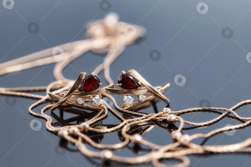 Скачать Ожерелье на золотой цепочке с золотыми бусинами, кольцо и серьги с красными рубинами фотосток Ozero