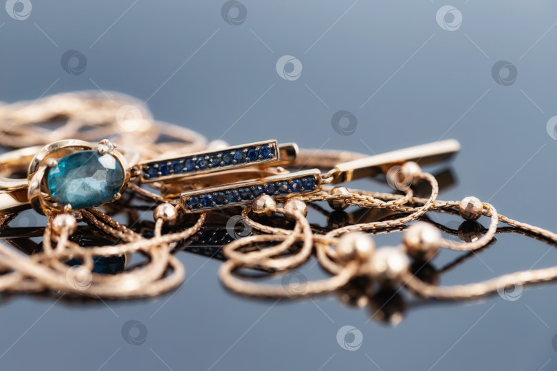 Скачать Комплект золотых украшений: цепочка с кулоном, серьги и кольцо с топазом фотосток Ozero