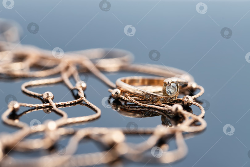 Скачать Золотое кольцо с бриллиантом и ожерелье на золотой цепочке фотосток Ozero