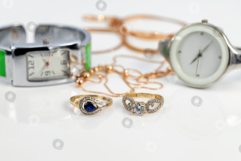 Скачать Аксессуары для гламурных девушек: наручные часы, золотые кольца и цепочка фотосток Ozero
