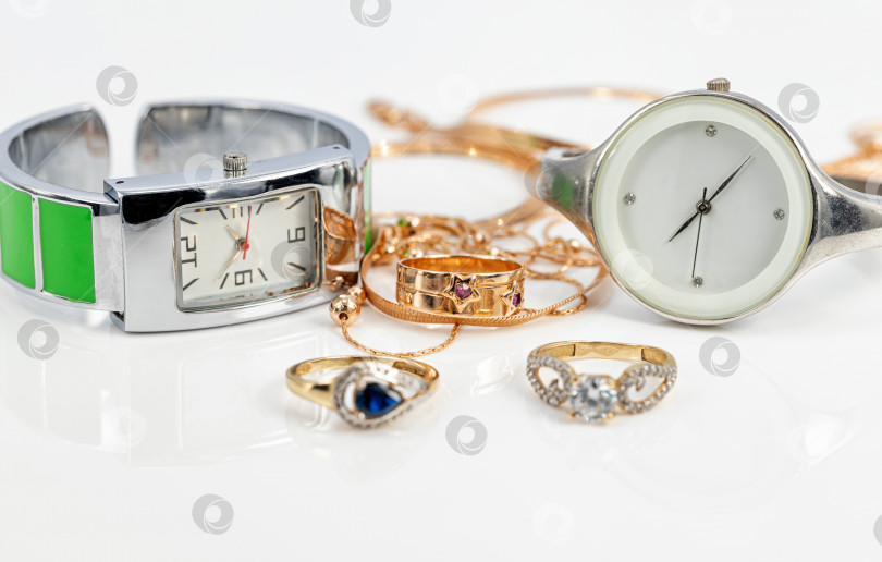 Скачать Аксессуары для гламурных девушек: наручные часы, золотые кольца и цепочка фотосток Ozero