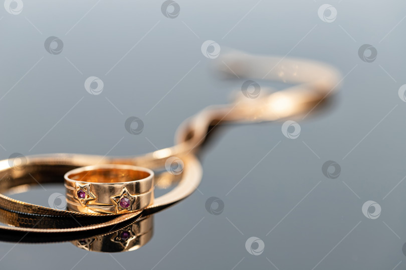 Скачать Широкое золотое кольцо и цепочка с плетением из змеиной кожи фотосток Ozero