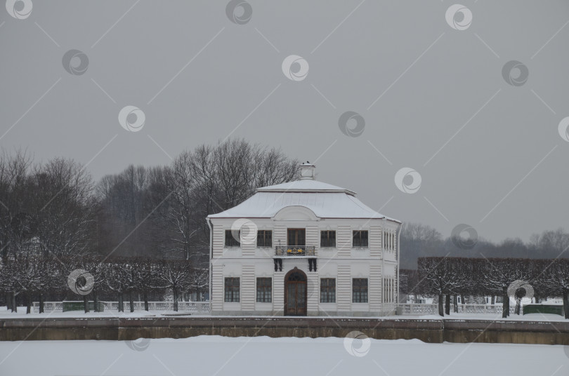 Скачать Санкт-Петербург, Россия – 12.23.2018: Дворец Марли в Нижнем парке Петергофа в Санкт-Петербурге зимой фотосток Ozero