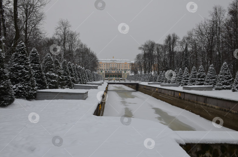 Скачать Санкт-Петербург, Россия – 12.23.2018: Морской канал, Большой дворец Большой фонтанный каскад в Нижнем парке Петергофа в Санкт-Петербурге зимой фотосток Ozero