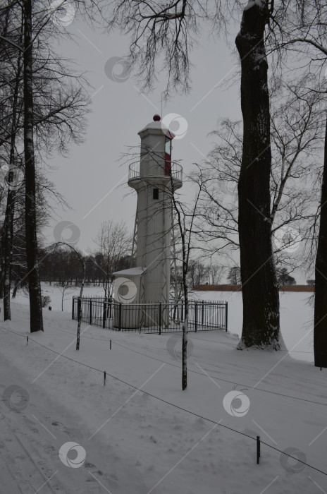 Скачать Санкт-Петербург, Россия – 12.23.2018: Южный маяк в Нижнем парке Петергофа в Санкт-Петербурге зимой фотосток Ozero