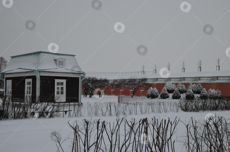 Скачать Санкт-Петербург, Россия – 12.23.2018: Красивый павильон в Нижнем парке Петергофа в Санкт-Петербурге зимой фотосток Ozero