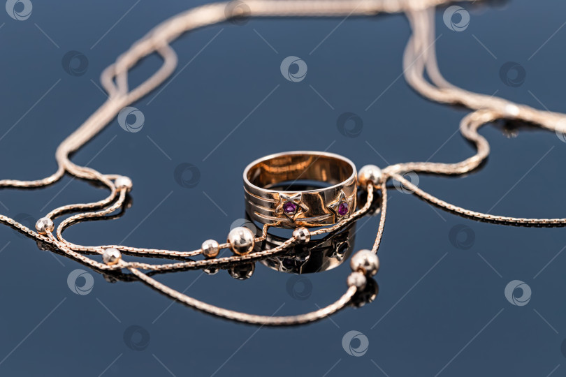 Скачать Широкое золотое кольцо и цепочка с крупными золотыми бусинами фотосток Ozero