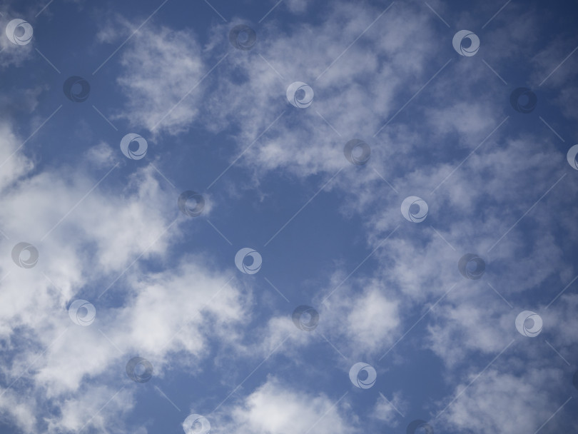 Скачать Фон голубого неба и белых облаков мягко фокусирует и копирует пространство.  Пейзаж с ясным прекрасным летним небом фотосток Ozero