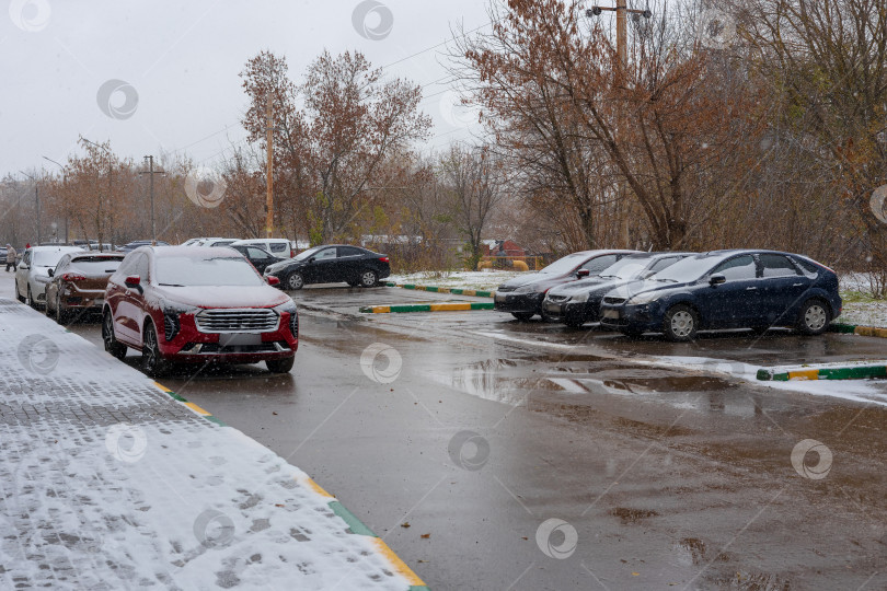 Скачать Автомобили стоят около дома фотосток Ozero