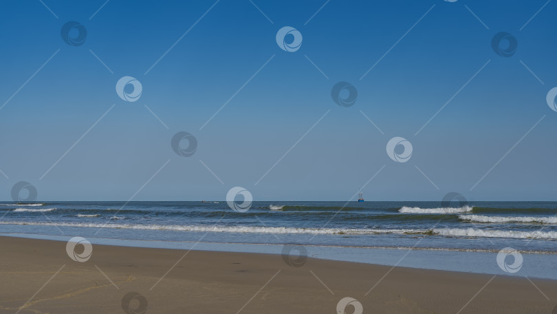 Скачать Длинные волны бирюзового океана накатываются на берег фотосток Ozero