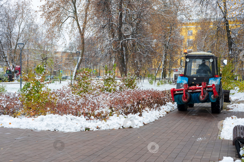 Скачать В городе выпал первый снег фотосток Ozero