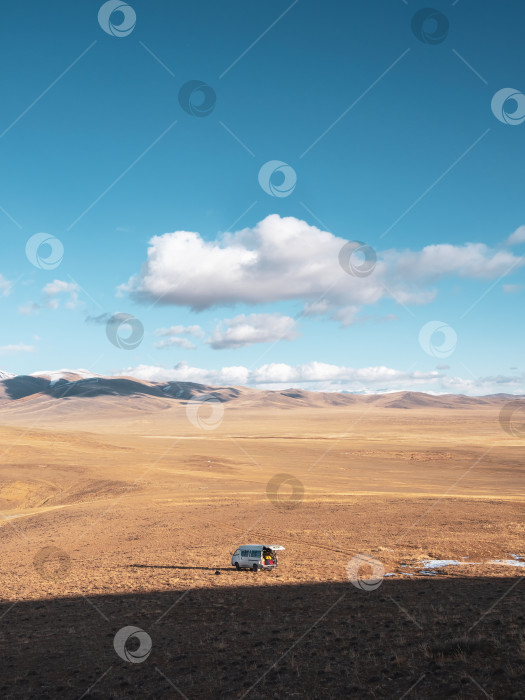 Скачать Старый фургон, припаркованный в горной степи, экстремальное путешествие по бескрайним просторам. фотосток Ozero