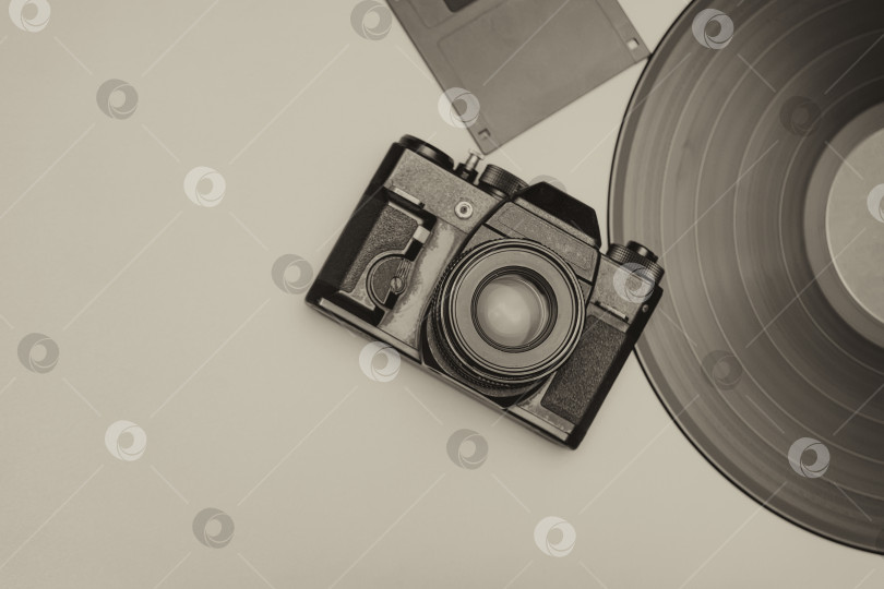 Скачать Старая виниловая пластинка, кинокамера и дискета для компьютера фотосток Ozero