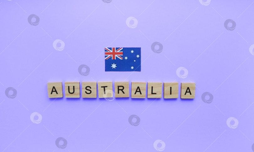 Скачать 26 января, День Австралии, флаг Австралии, минималистичный баннер с надписью деревянными буквами фотосток Ozero