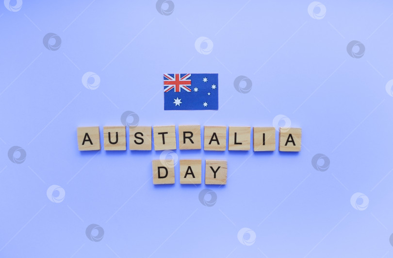 Скачать 26 января, День Австралии, флаг Австралии, минималистичный баннер с деревянными буквами на синем фоне фотосток Ozero