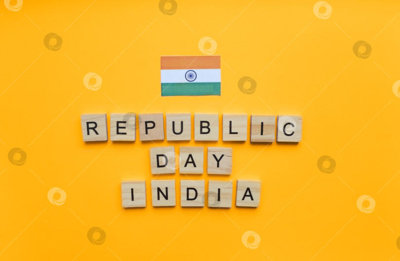 Скачать 26 января, День Республики в Индии, флаг Индии, минималистичный баннер с надписью деревянными буквами фотосток Ozero