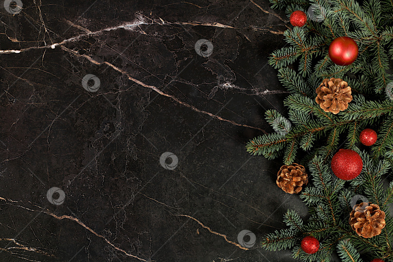Скачать Фон Рождества и Нового 2024 года с голубыми еловыми ветками с праздничными украшениями и сосновыми шишками на темном мраморном столе, баннер для праздничного экрана, шаблон для дизайна. Праздничная открытка, фотосток Ozero