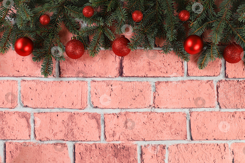 Скачать Фон Рождества и Нового 2024 года с еловыми ветками с праздничными украшениями на каменном столе, баннер для праздничного экрана, шаблон для дизайна. Праздничная открытка, фотосток Ozero
