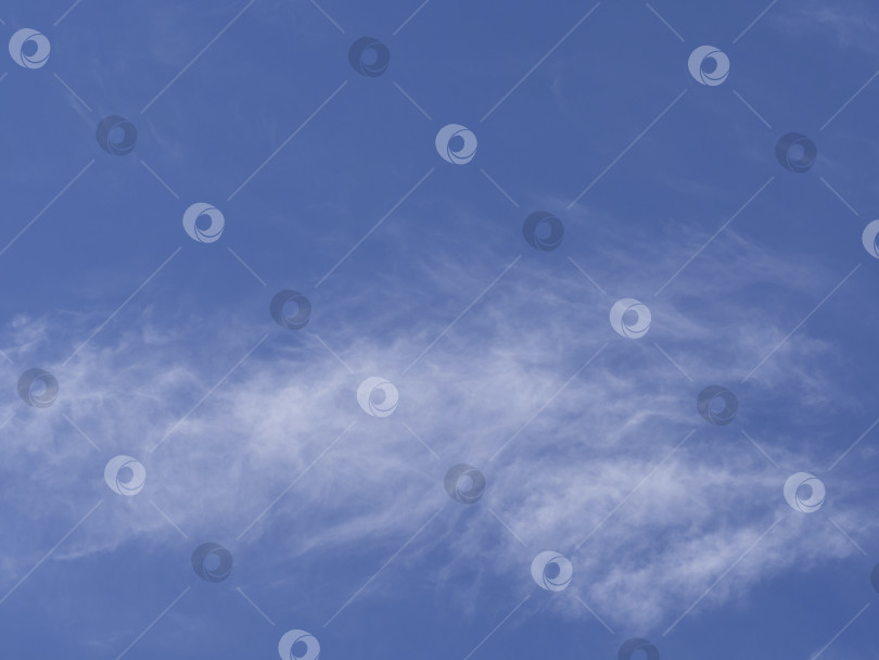 Скачать Голубое небо и облака на заднем плане. Белые пушистые облака на голубом небе. Перистые облака на фоне ясного голубого неба в солнечный день фотосток Ozero