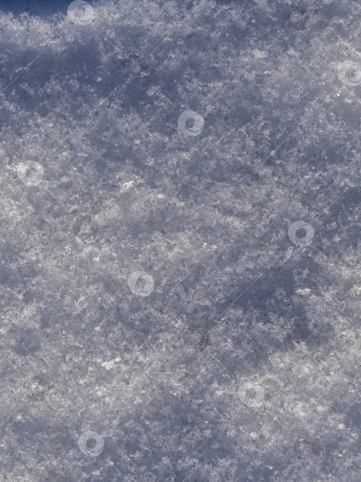 Скачать Снежный покров крупным планом - это абстрактный природный фон. Макросъемка заснеженной земли, снежинок в холодный зимний день. Текстура блестящего снежного покрова фотосток Ozero